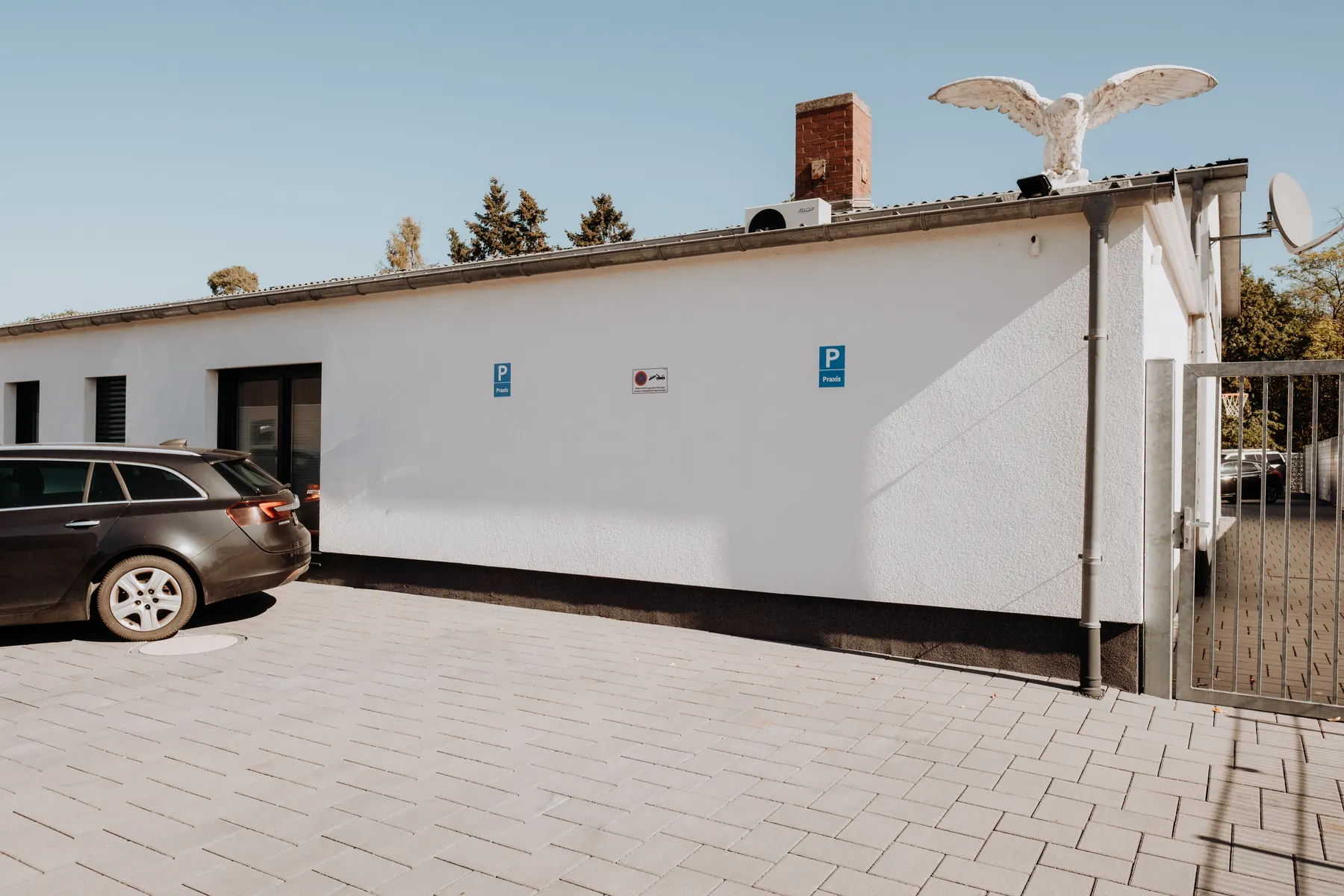 Außenansicht des Praxisgebäudes in der Boschstraße 8 in Speyer mit Parkplätzen vor dem Haus