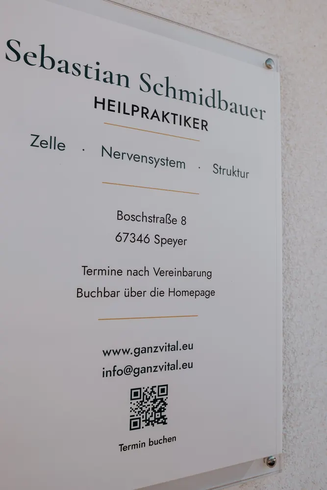 Praxisschild Sebastian Schmidbauer, Heilpraktiker, mit Adresse und QR-Code zur Terminbuchung