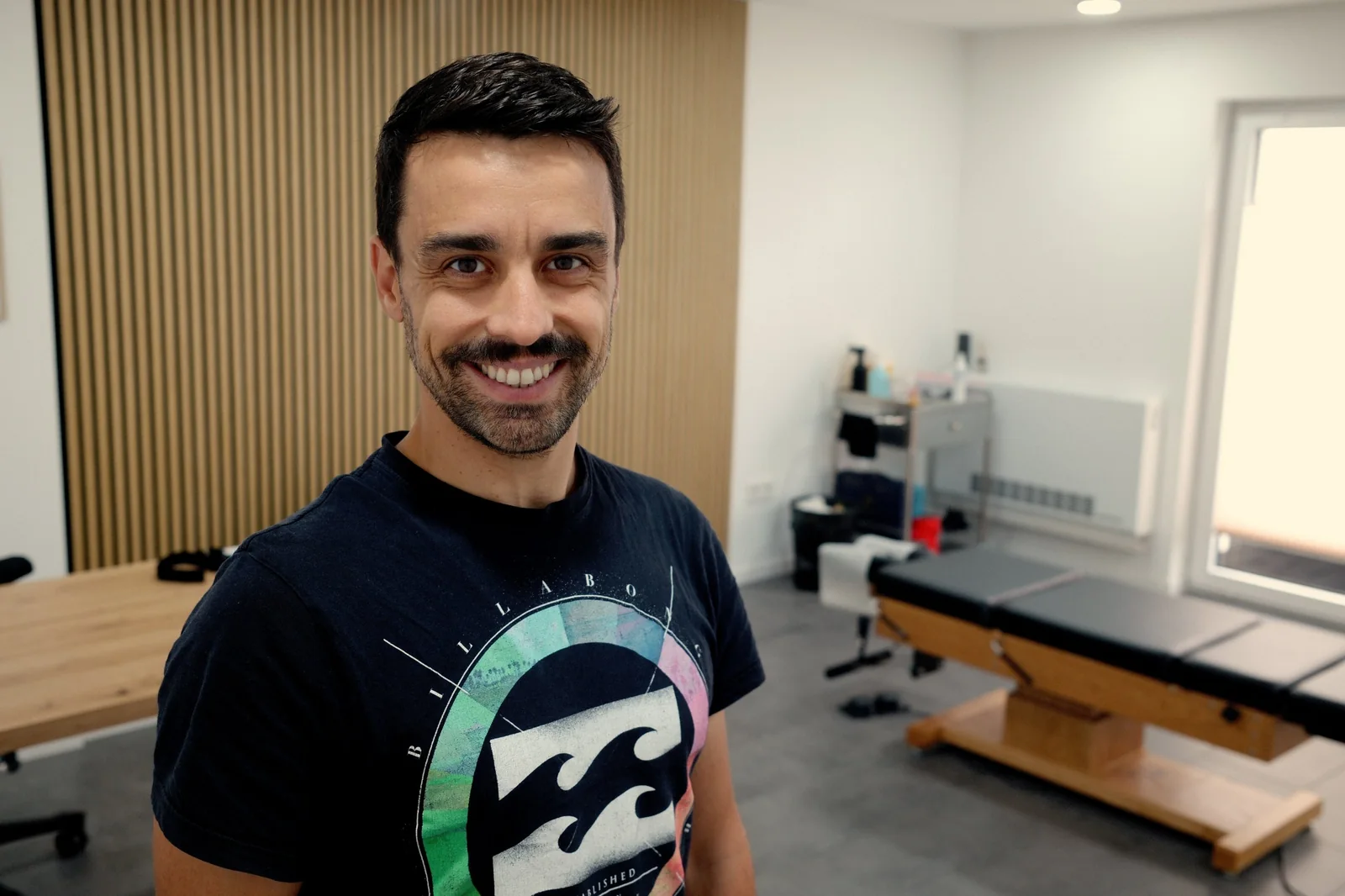 Sebastian Schmidbauer, Heilpraktiker und Osteopath, im Behandlungsraum seiner Praxis in Speyer
